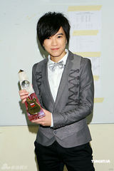 幻灯图：TVB8金曲颁奖落幕 容祖儿银装现身捧奖