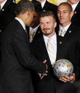 组图：奥巴马白宫宴请众球星 贝克汉姆赠送球衣