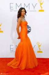 组图：女主播帕德玛-拉克施密橙色礼服亮相