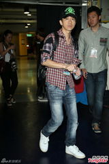 组图：李宗盛桃红衬衫开唱 称林忆莲唱得更好