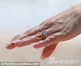 组图：辣模哈米比基尼兜巨波 大秀纹身巨钻抢眼