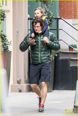 组图：奥兰多带儿子出行坐肩头 心情好聊电话