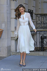 组图：米兰达-可儿白色透视礼服亮相 性感迷人