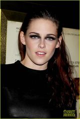 组图：暮光女超浓眼妆亮相首映 与赫德兰亲密相拥