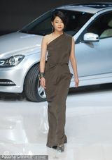 组图：殷桃客串走秀尽显裸背诱惑