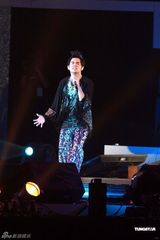 幻灯图：陈奕迅出席周杰伦小巨蛋个唱搞怪互动