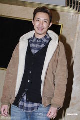 吴京迷彩服示人成焦点 梁汉文假期偷闲看足球(组图)