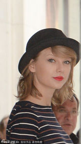 组图：斯威夫特带礼帽俏皮 条纹衫搭紧身裤出街