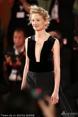 组图：洛尔瓦彻深V裙撑《巴勒莫狂花》首映