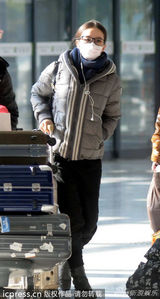 组图：刘诗诗戴口罩睡眼惺忪 疑返京探班吴奇隆