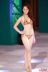 组图：港姐泳装秀热辣美胸 蛮腰翘臀各展风情