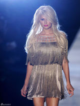 高清组图：帕丽斯-希尔顿巴西时装周上客串走秀