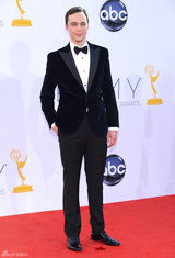 组图：《生活大爆炸》“谢耳朵”吉姆-帕森斯帅气逼人