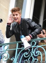 组图：比伯拿扩音喇叭开阳台演唱会