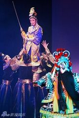 幻灯图：李玉刚演出大玩男女转换 观众高呼意犹未尽