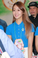 组图：Crayon Pop戴头盔现身握手会 大跳热舞