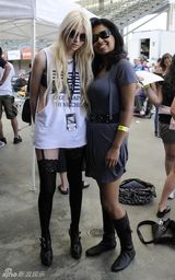 幻灯图集：“美腿女王”泰勒-摩森性感吊带裙献唱