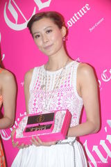 组图：文咏珊甜美春装出席活动 陈法拉短发显帅气