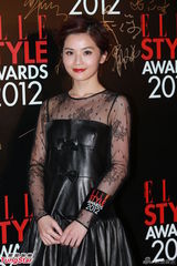 组图：阿Sa(蔡卓妍)笑指男友胸大要戴bra