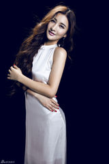 组图：张虹一丝绸白裙写真 大胆露背演绎性感