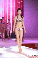 组图：亚姐大中华赛区泳衣秀 爆乳美腿一览无余