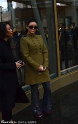 组图：昔日艳星彭丹穿制服现身英气十足