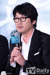 组图：韩片《华颐》发布 吕珍九露纯真笑容