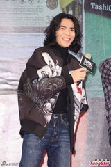 组图：萧敬腾亮相签书会长发飘飘 粉丝挤爆现场