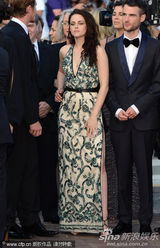 组图：暮光女戛纳走秀罩杯小难撑深V