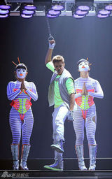 组图：贾斯汀-比伯帅气亮相秀潮鞋