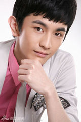 幻灯图：康飞新写真化身蝴蝶美男 讲述演员心态