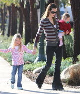 幻灯图集：詹妮弗-加纳母女逛街 小女儿乖巧惹人爱