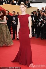 组图：《无法安宁》首映礼 布莱丝高腰蓬蓬裙抢镜