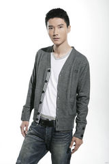 组图：李泰全新写真 尽展轻熟绅士魅力