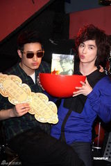 组图：纪佳松开唱潘玮柏红蛋献瑞 现场抱大腿