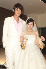 组图：陈怡蓉婚纱妩媚亮相 携手郭品超浪漫走秀