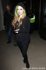 组图：艾薇儿“彩发”粉色变绿色 延续摇滚风格