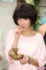 组图：孙耀威不敌美食狂嗑粽子