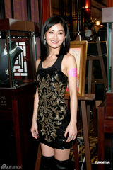 组图：阿娇阿SA合体出席珠宝展 姐妹花大方谈情