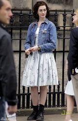 幻灯图：安妮-海瑟薇新片苏格兰热拍 搭档年轻男星