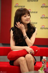 幻灯组图：张娜拉做客新浪 大波浪卷发倍增女人味