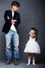 组图：硬汉邵桐冬日写真 手牵萝莉现搞怪一面