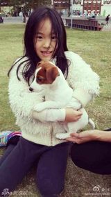 组图：小S大晒温馨亲子照 搞怪卖萌亲吻女儿