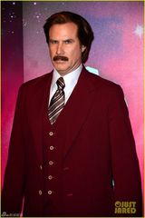 组图：威尔-法瑞尔现身EMA大红西装亮眼