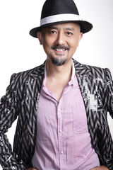 高清图：姚橹写真玩表情游戏 岁月沉淀显男人魅力