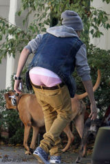 组图：比伯穿低腰裤遛狗弯腰露粉色内裤