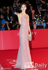 组图：18届釜山国际电影节开幕 女星露股沟抢镜