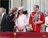 组图：女王携皇室亮相阅兵 凯特王妃大肚优雅