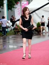 高清组图：秀爱黑礼服美艳电影节 申世京斜肩裙抢镜