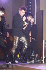 组图：潘玮柏挖坑给吴克群跳 问夜店把妹经验